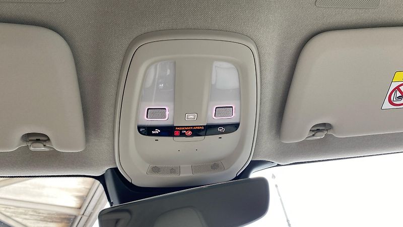 Volvo XC40 PLUS BRIGHT, B4 FWD, 145+10 kW - fotka 33 z 39