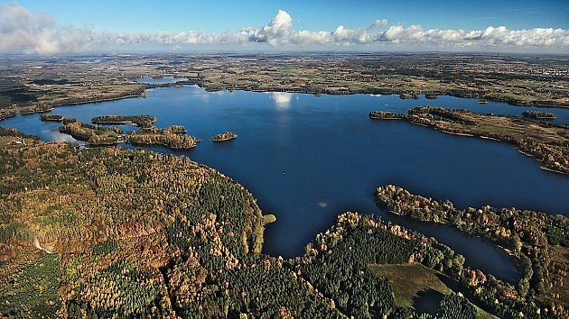 Pohled na jedno z Mazurských jezer. Právě po tomto vyhlášeném turistickém cíli v Polsku má být nová rekreační oblast u města Bełchatów pojmenována., zdroj: Wikimedia Commons, Mkulikowski, CC BY-SA 4.0