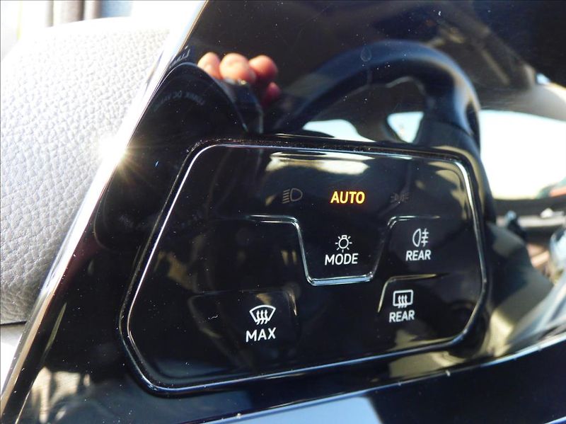 Volkswagen Golf 1,0 TSI Virtual Cockpit  Life - fotka 26 z 49
