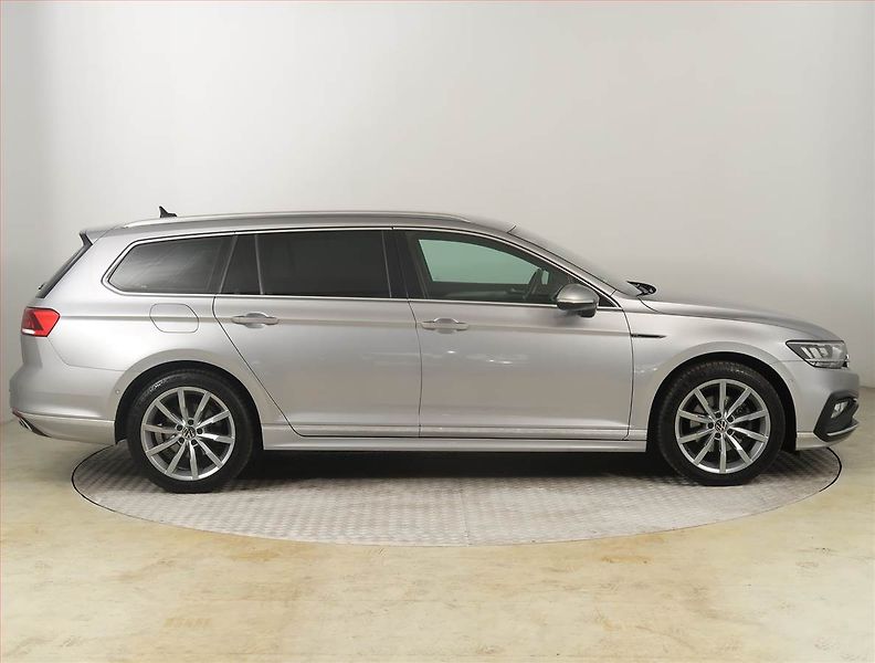 Volkswagen Passat (2020) R-Line 2.0 TDI, Serv.kniha - fotka 6 z 24