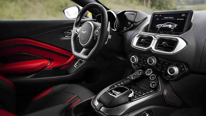 Aston Martin Vantage a DB10.