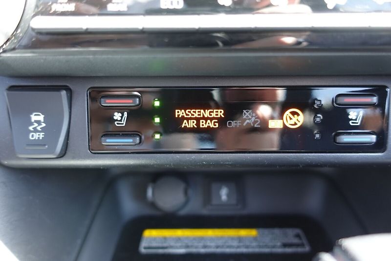 Toyota RAV4 2,5 PHEV Plug-in Selection VIP - fotka 25 z 38