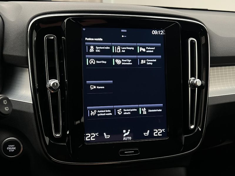 Volvo XC40 D3 MOMENTUM PRO MAN - fotka 27 z 34