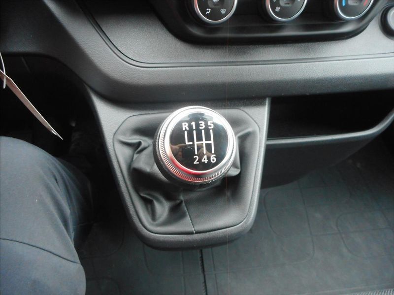 Renault Trafic 2,0 DCi 9 MÍST - fotka 16 z 23