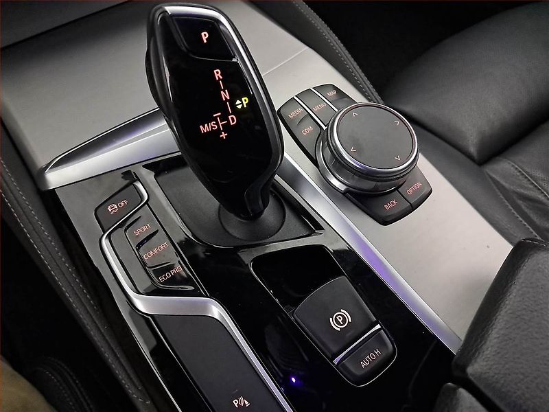 BMW Řada 5 (2018) M Sport 530d xDrive - fotka 18 z 25