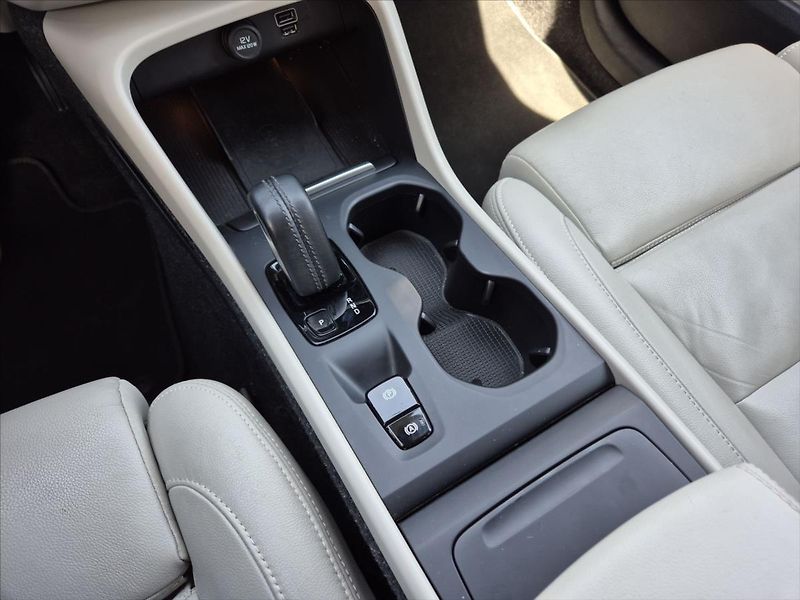 Volvo XC40 2,0 B4 AWD AT - fotka 18 z 19