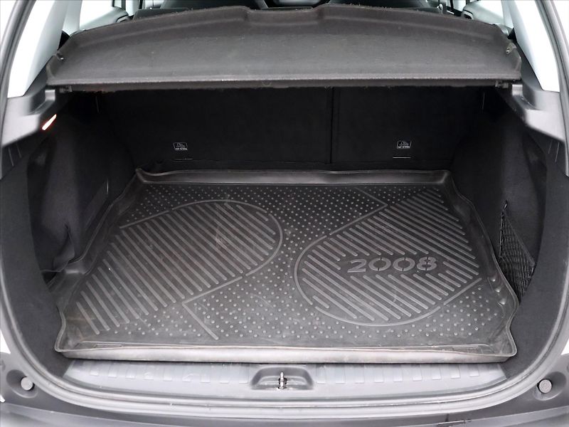 Peugeot 2008 1,2 PureTech 61kW Allure CZ - fotka 10 z 36