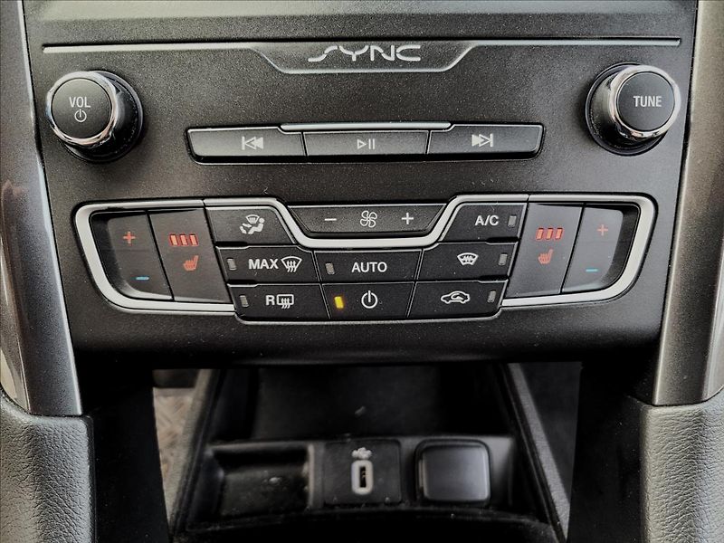 Ford Mondeo 2,0 DA,Limited,xenon,navi,výhř - fotka 33 z 50