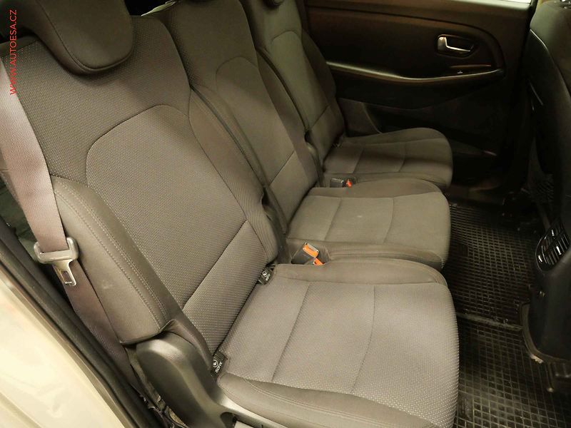 Kia Carens (2015) 1.7CRDI, ČR, AC, výhřev sed. - fotka 12 z 21