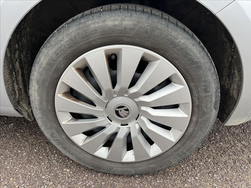 Škoda Octavia 1,6 TDi KLIMA TAŽNÉ SERVIS - fotka 33 z 34