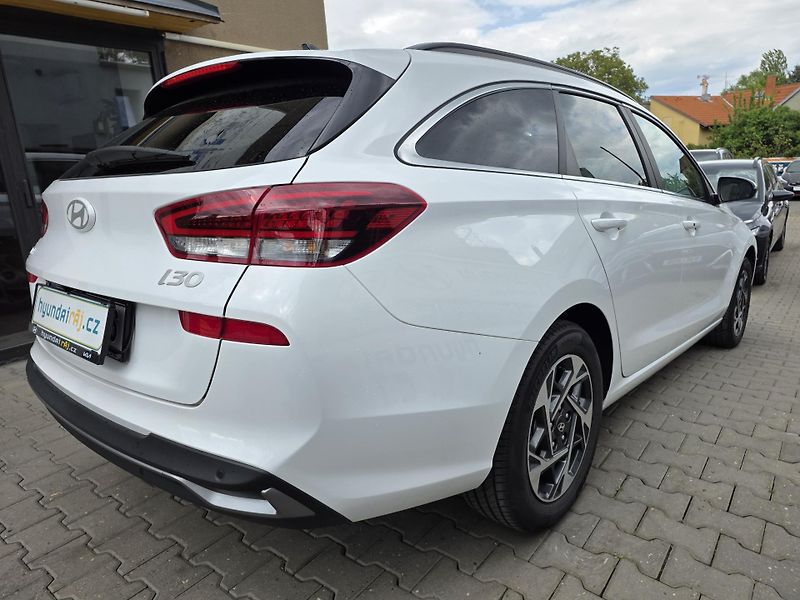 Hyundai i30 1.5-1.MAJITEL-NAVI-KAMERA - fotka 13 z 26