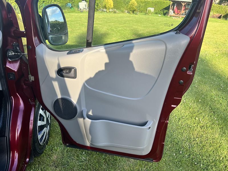 Opel Vivaro 1.9CDTI 74KW,5 MÍST,KLIMA,TZ - fotka 20 z 39