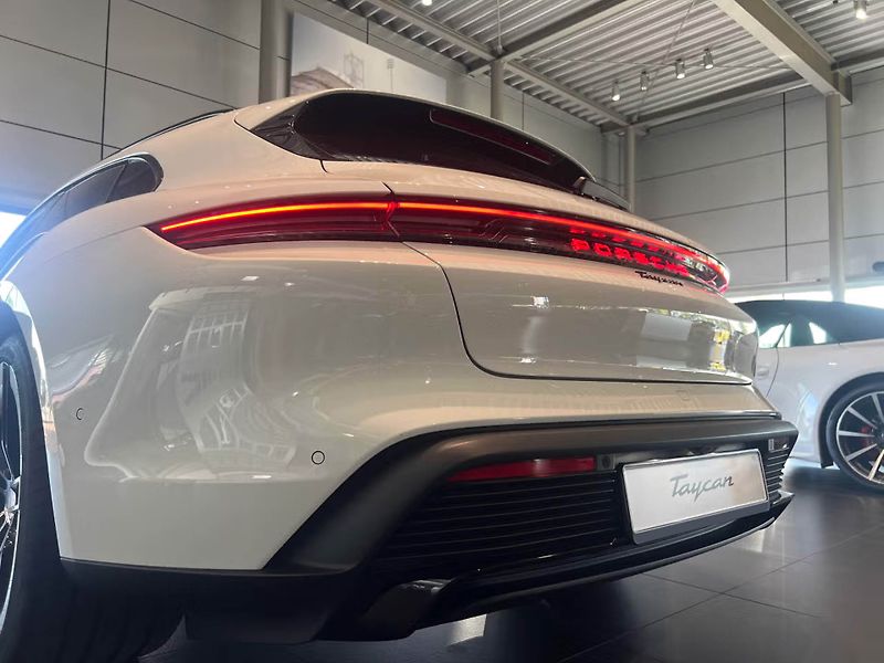 Porsche Taycan Sport Turismo HuD Pano Soft - fotka 9 z 25