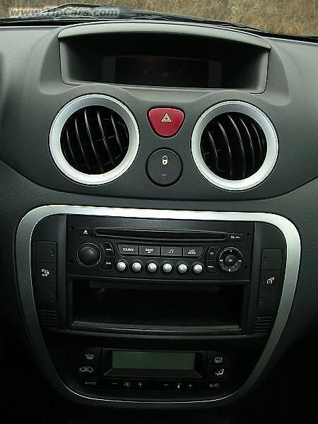 Motor ukrývající se za přední maskou má síly víc než dost.