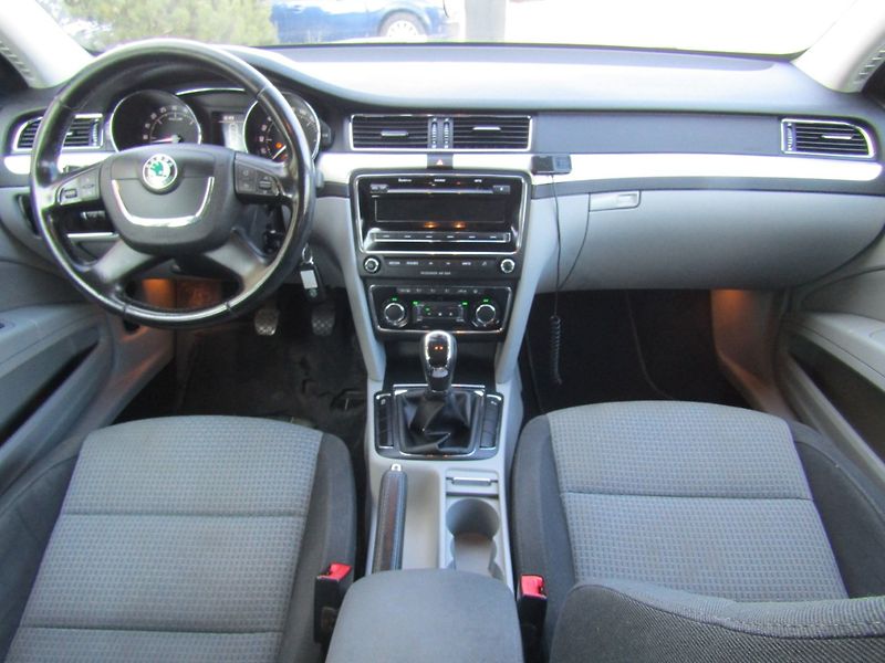 Škoda Superb (2011) 1.6 TDI 77kW ZIMNÍ PNEU - fotka 9 z 32