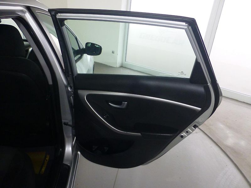 Hyundai i30 (2013) 1,6CRDI*ALU**VYHŘ.SED***KAMERA - fotka 20 z 25