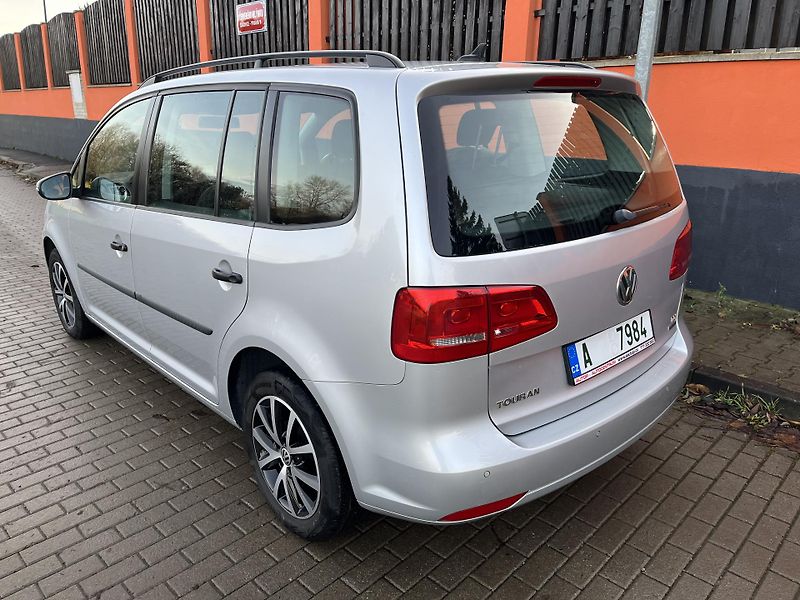 Volkswagen Touran 1.6 TDi DSG Serviska - fotka 7 z 37