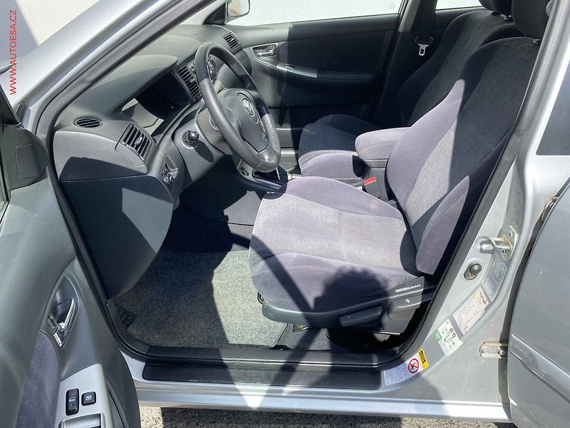 Toyota Corolla (2004) 2.0 D, AC - fotka 9 z 15