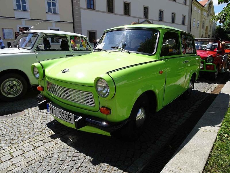 Trabaty na valtickém náměstí měly zastávku při vyjížďce srazu Trabantem za vínem.