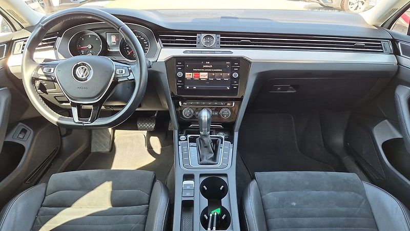 Volkswagen Passat 2.0 TDI 110kw R-Line - fotka 12 z 26