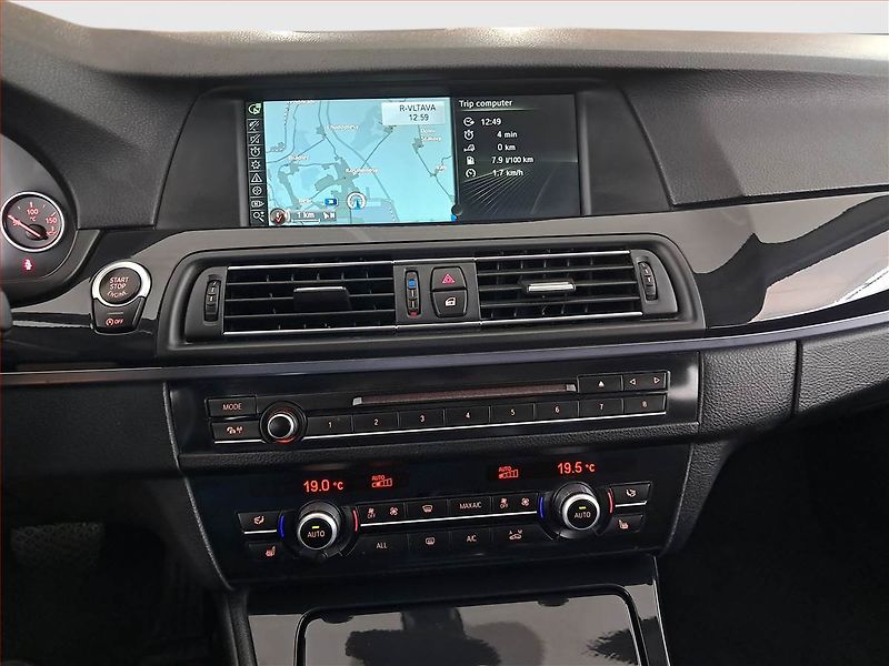 BMW Řada 5 (2012) 520d, Automat, Kůže, Navi - fotka 12 z 23