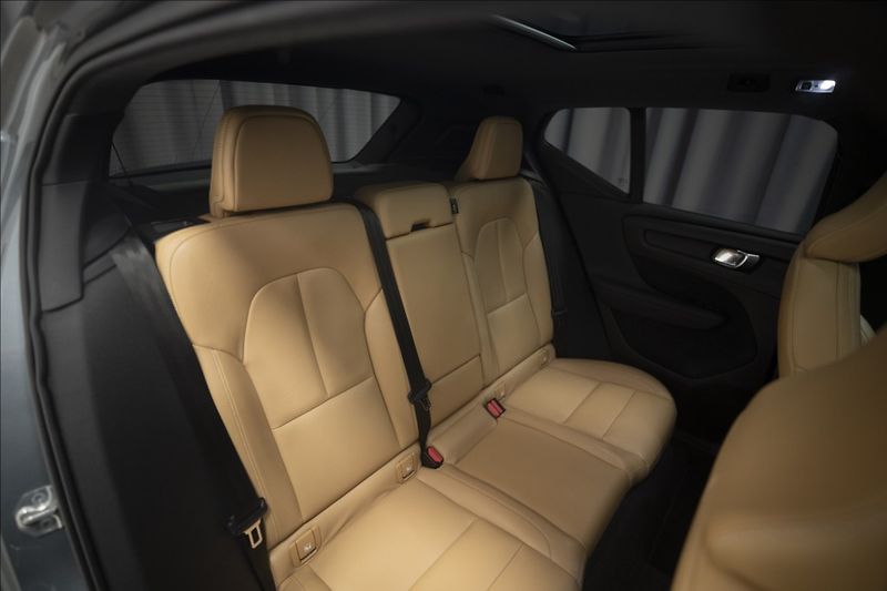 Volvo XC40 2,0 D4 AWD NAVI KAMERA TAŽNÉ - fotka 15 z 46