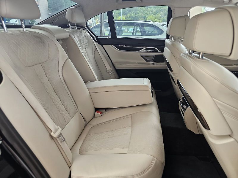BMW Řada 7 750d xDrive - fotka 21 z 37