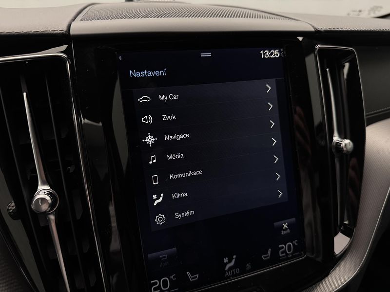 Volvo XC60 T8 AWD RECHARGE R-DESIGN AUT - fotka 43 z 51