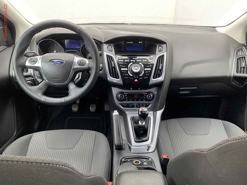 Ford Focus (2012) 1.6 TDCi, AC, xenon - fotka 8 z 17