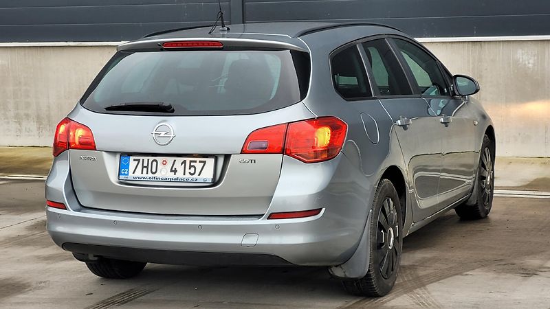 Opel Astra (2012) 1,7 CDTI 92KW - fotka 12 z 17