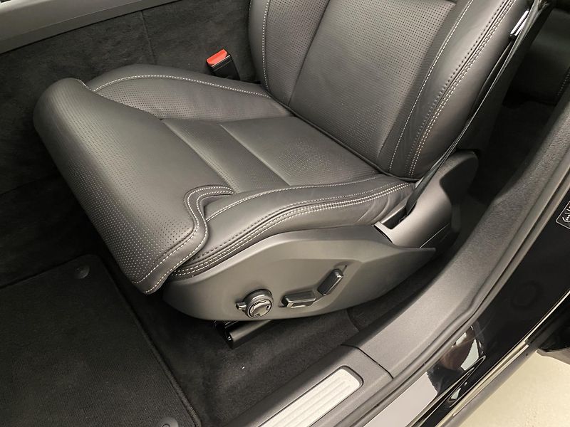 Volvo XC60 B4 AWD DARK PLUS AUT  - fotka 25 z 56