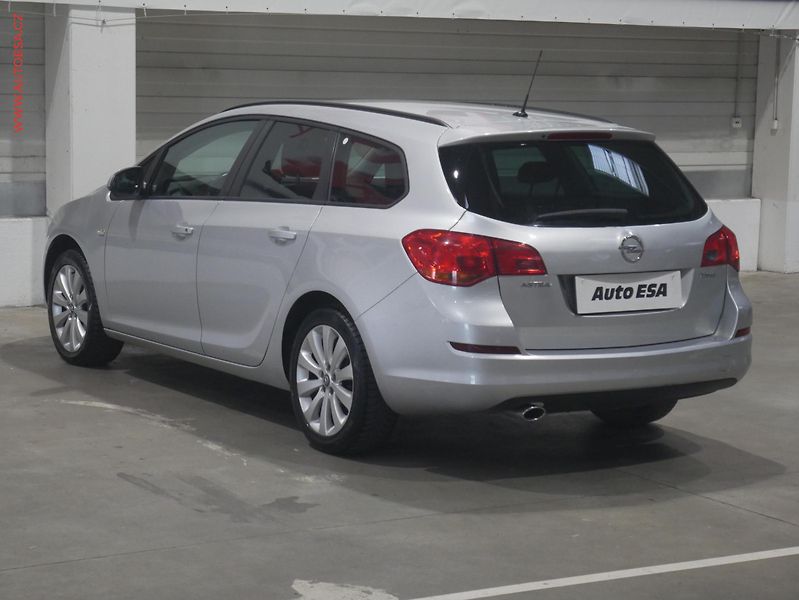 Opel Astra (2011) 1.4T, AC, tempo - fotka 6 z 14