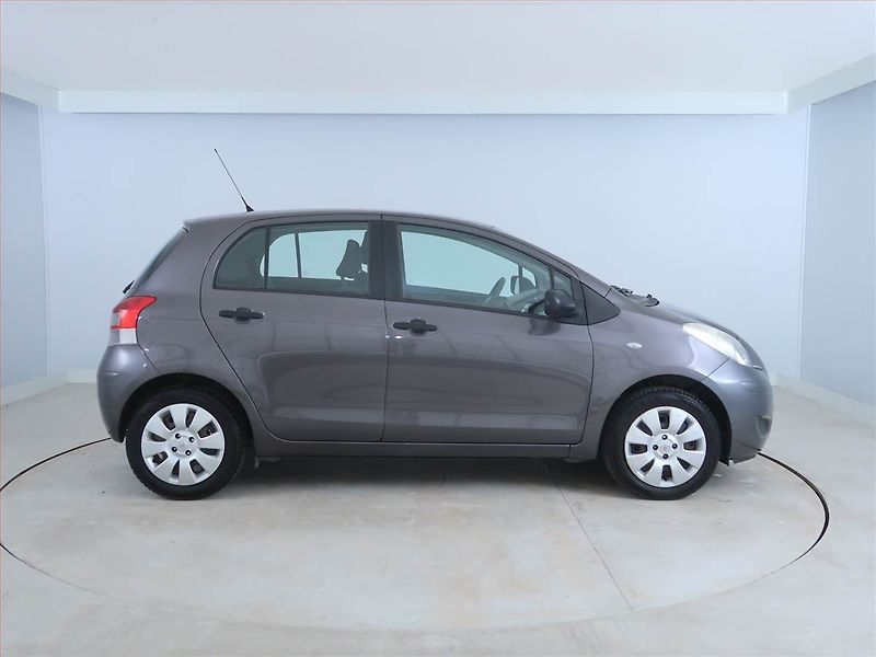 Toyota Yaris (2010) 1.0 VVT-i - fotka 6 z 13
