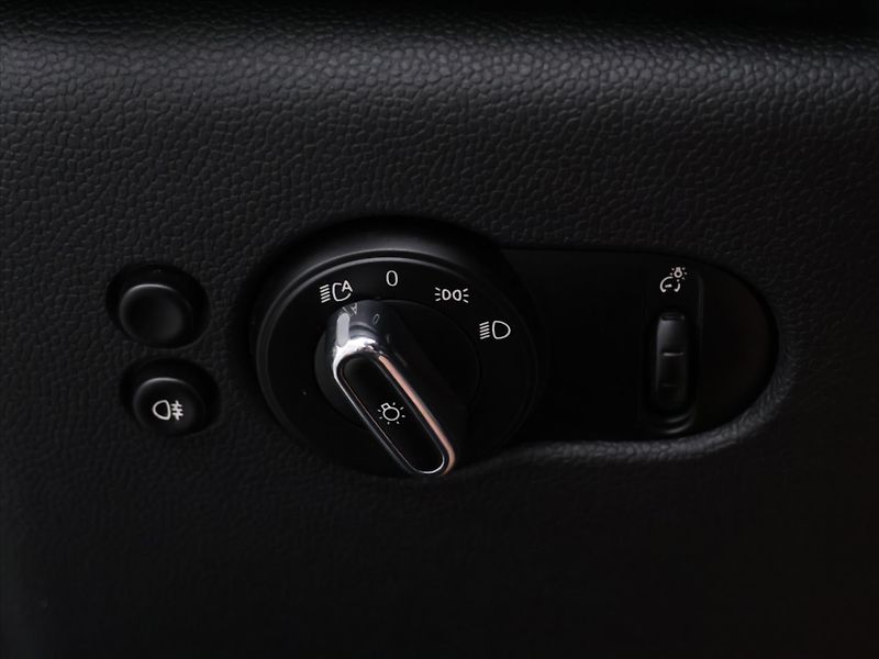 Mini Cooper 2,0 i JCW 170kW Cabrio Manual - fotka 23 z 39