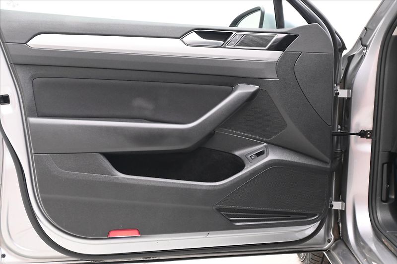 Volkswagen Passat 2,0 TDI 110 KW DSG Business Zá - fotka 25 z 32