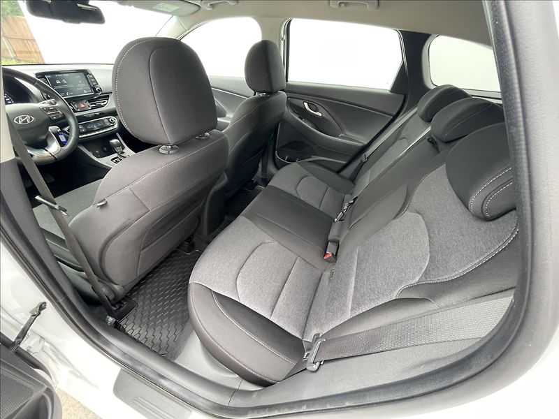 Hyundai i30 1,5 T-GDI AT7 Combi Smart PDC - fotka 16 z 22