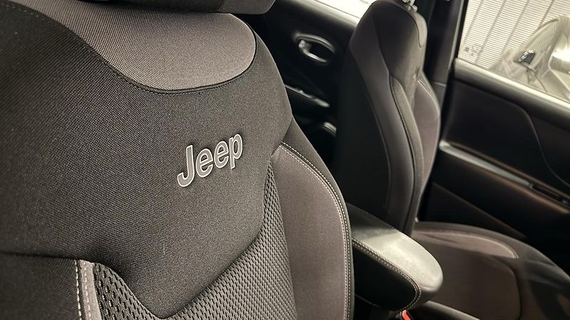 Jeep Renegade (2022) T4 4X4, PHEV,5REZERVOVÁNO - fotka 17 z 34