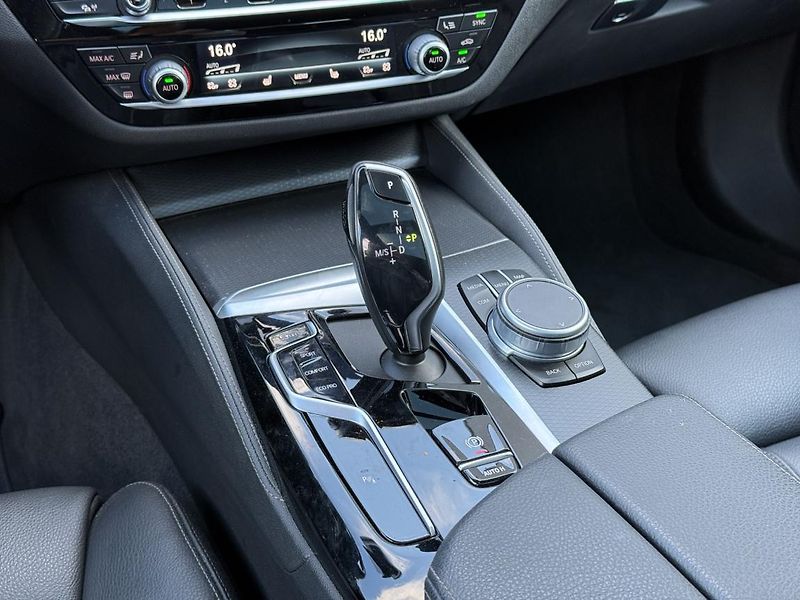 BMW Řada 5 530d xDrive Touring - fotka 13 z 22