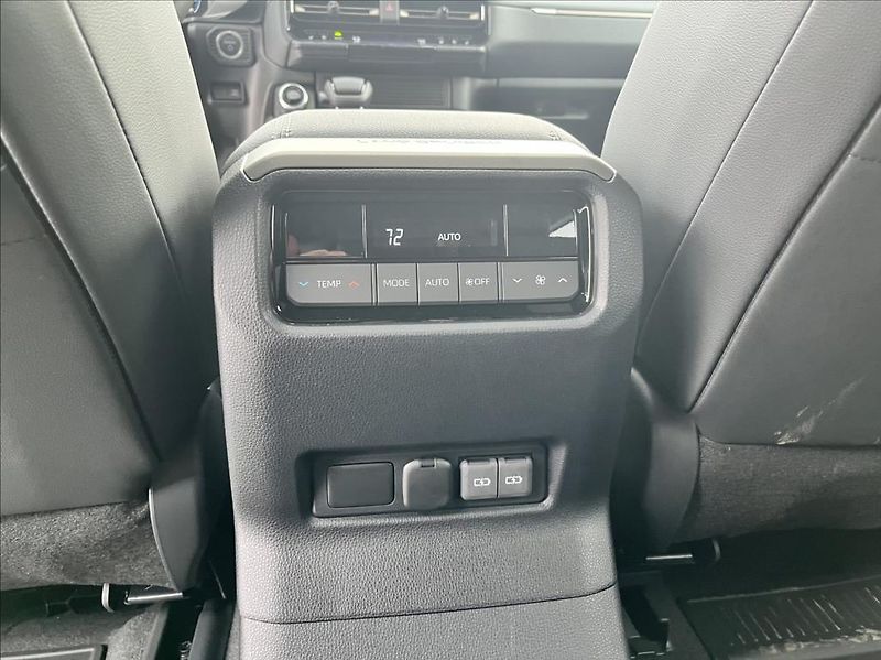 Toyota Land Cruiser 2,4 iFORCE MAX HEV Premium - fotka 13 z 37
