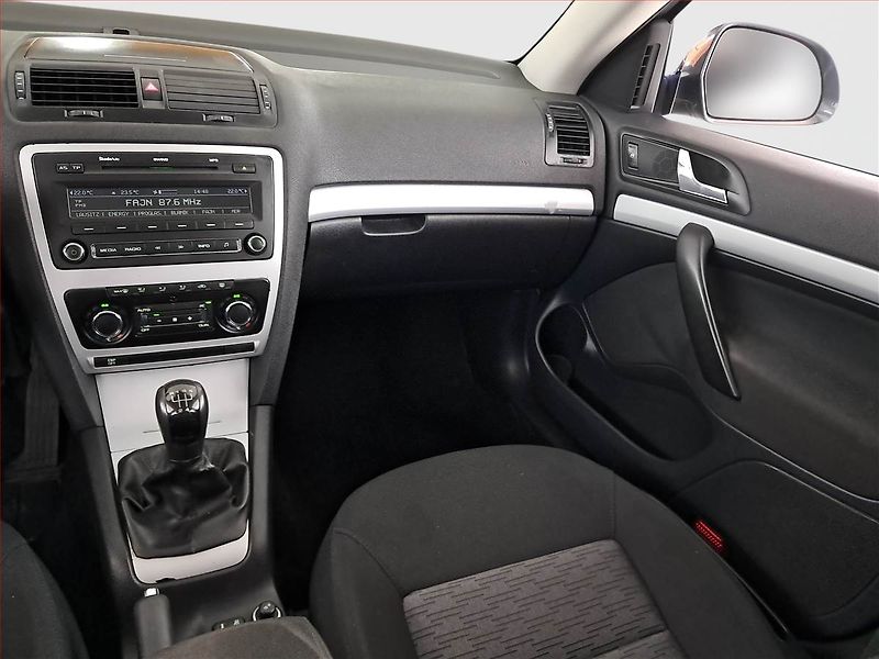 Škoda Octavia (2009) 1.6, Park. senzory - fotka 8 z 17