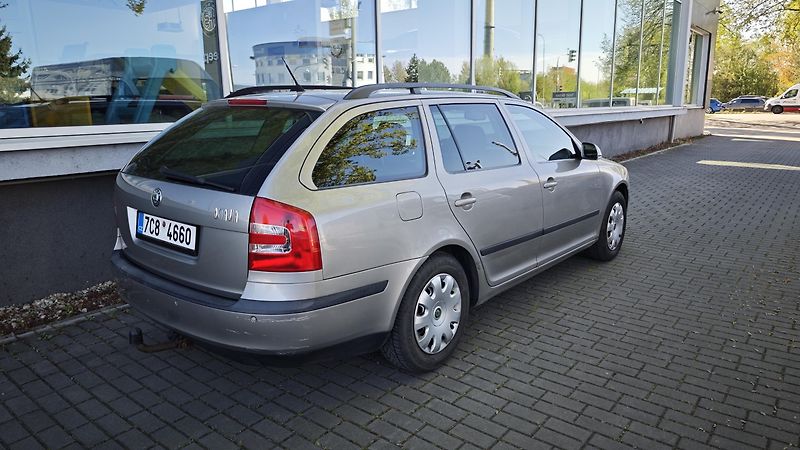 Škoda Octavia (2007) 1,6 benzín kombi - fotka 3 z 36