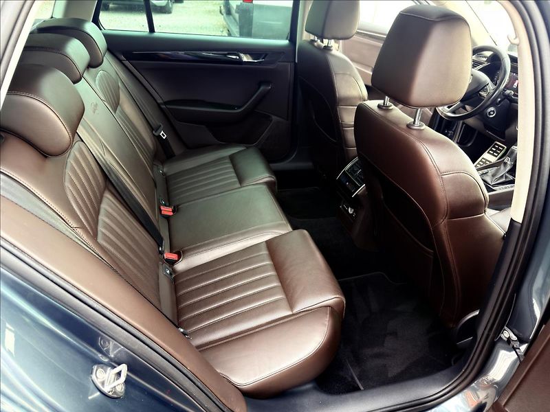Škoda Superb 2,0 TDi Laurin & Klement - fotka 25 z 54