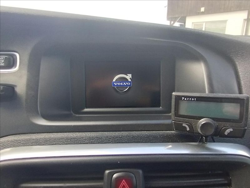 Volvo V40 2,0 D3 110KW R-DESING, PANORAM - fotka 13 z 15