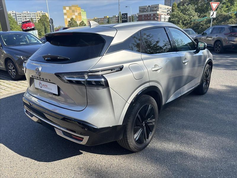 Nissan Qashqai 1,3 DIG-T AT 4x4 Tekna PANORAM - fotka 5 z 46