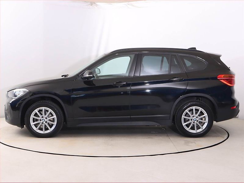 BMW X1 (2022) Advantage xDrive18d, 4X4 - fotka 3 z 23