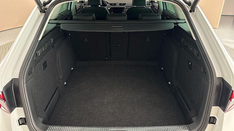 Škoda Superb 2.0 TDI DSG L&K Combi - fotka 17 z 34
