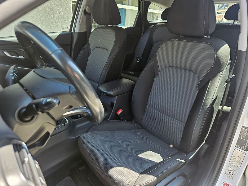 Hyundai i30 1,6 CRDi DPH Trikolor Comfort - fotka 12 z 36