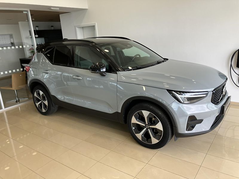 Volvo XC40 B3 FWD Plus Dark AT7 - fotka 2 z 39