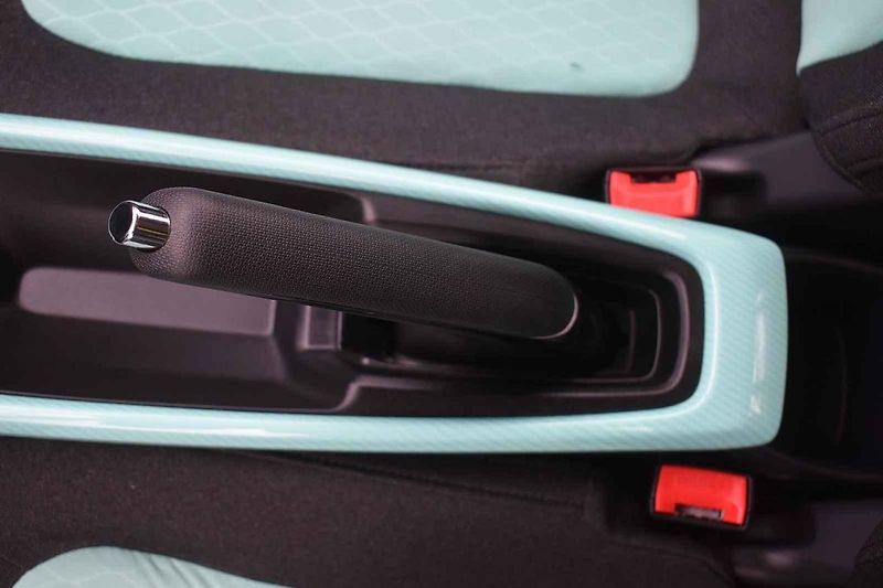 Na venkovských silnicích elektrický Pony stačí tempu okolního provozu