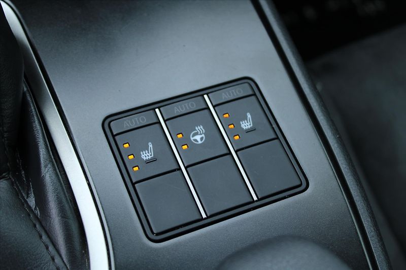 Lexus UX 250h 2.0 E-CVT 1.MAJITEL DPH ČR - fotka 26 z 27